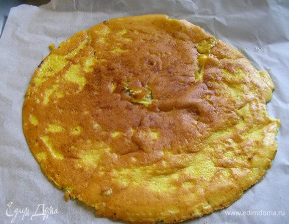 Застилаем противень бумагой для выпечки. Выкладываем на нее наш омлетный блинчик. Также готовим и второй блинчик, но в этот раз с орегано.
