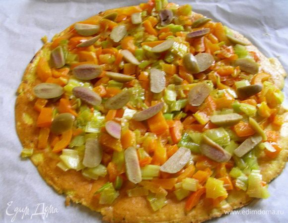 На первый блинчик выкладываем смесь из лука с перцами и маслины/оливки.