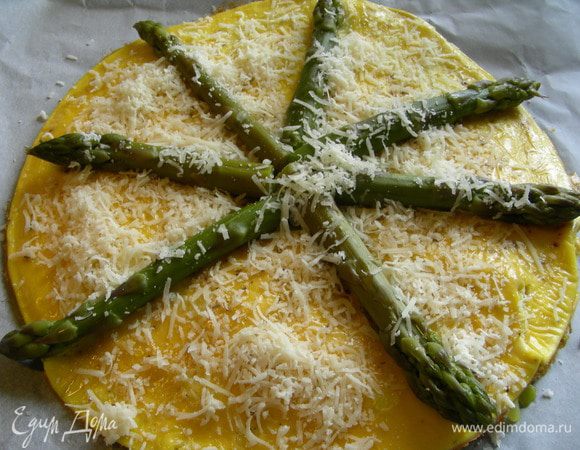 Накрываем вторым блином. Сверху выкладываем спаржу. Немного присыпаем тертым сыром и отправляем под горячий гриль на несколько минут, чтобы все вместе прогрелось и сыр расплавился.
