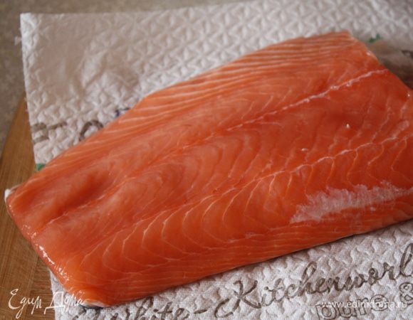 В первую очередь достаем размораживаться слоеное тесто. Отвариваем яйца и рис. Рис как вы знаете,варим в соотношении 1:2 (рис:вода)
Нам нужно филе форели или семги. Я чаще беру форель,она менее жирная.У меня она на коже,снимаем филе (аккуратно подцепив ножом филе двигаемся по коже)