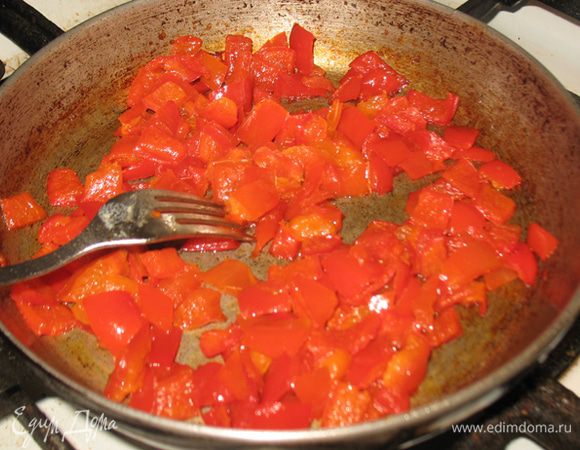 Мелкими кубиками нарезаем болгарский перец и обжариваем на растительном масле.  Готовим яйцо пашот. В кипящую в кастрюльке воду добавляем немного уксуса и соли. Уменьшаем огонь и ложкой делаем воронку, в воронку выливаем заранее разбитое яйцо. Вынимаем яйцо, когда свернется белок, и кладем на салфетку, чтобы не было лишней влаги. 

