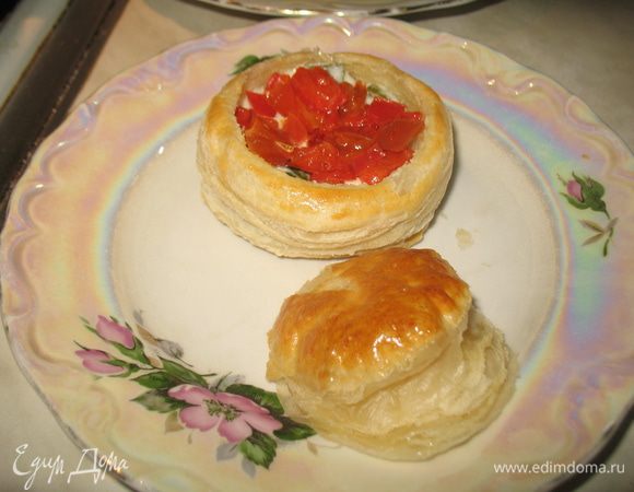 Вынимаем слойки даем немного остыть и вынимаем вырезанные круги, т.е. крышечки. В серединку слоек кладем тушеный лук, часть жаренного перца и поливаем голландского соусом. Дальше выкладываем яйцо пашот, поливаем соусом и кладем часть жаренного перца. 