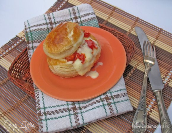 Слойки накрываем крышечками и подаем к столу. Приятного аппетита! 
