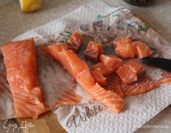 Филе нарезаем полосочками,а потом кубиками примерно 1-1,5 см.