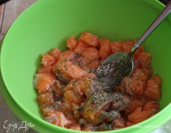 Складываем в миску,солим,перчим немного,добавляем лимонный сок,оливковое масло,половину тархуна и перемешиваем. Ставим в холодильник мариноваться.