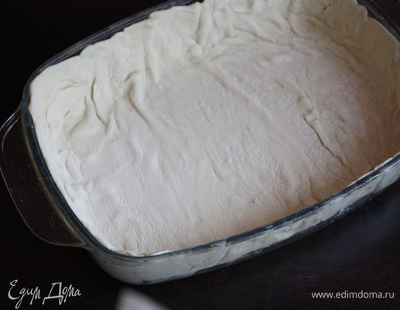 Тесто делим на 2 части,большую и меньшую. Большую раскатываем и выкладываем в форму или на противень,смазанные растительным маслом. Духовку разогреваем на 190 градусов.