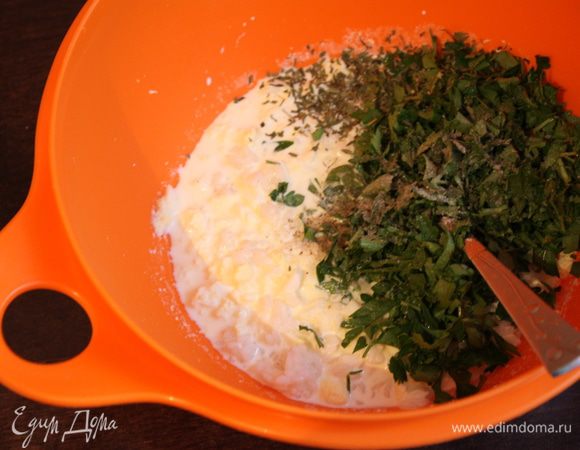 Яйца раздавливаем вилкой,добавляем рис,сливки,рубленую петрушку,тархун,солим,перчим и перемешиваем.