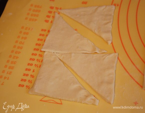 Оставшееся тесто раскатываем и либо просто накрываем сверху,либо нарезаем треугольниками и выкладываем "черепицей".