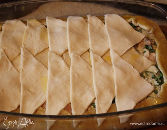 Смазываем тесто взбитым желтком и отправляем в духовку при 190 гр. на 5 минут,потом убавляем до 160 гр. еще на 15 минут.