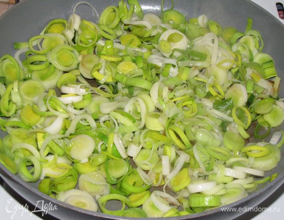 Разогреть в сковороде оливковое масло, добавить лук и обжарить, помешивая 2-3 мин., до мягкости. Влить бульон, уменьшить огонь и варить 5 минут. Если в сковороде осталась жидкость, то слить. Лук остудить.