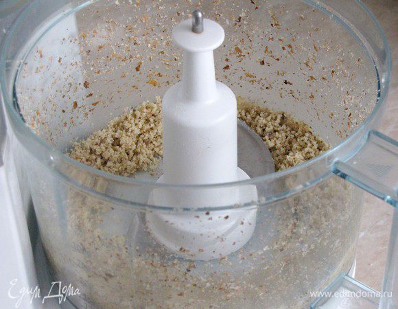 Грецкие орехи измельчить в кухонном комбайне.