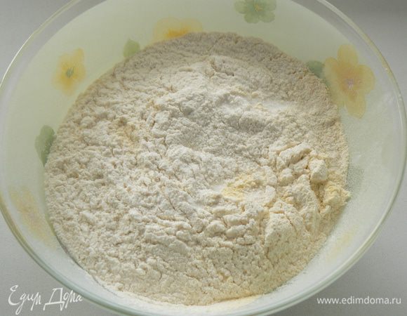 просеять обе муки с разрыхлителем