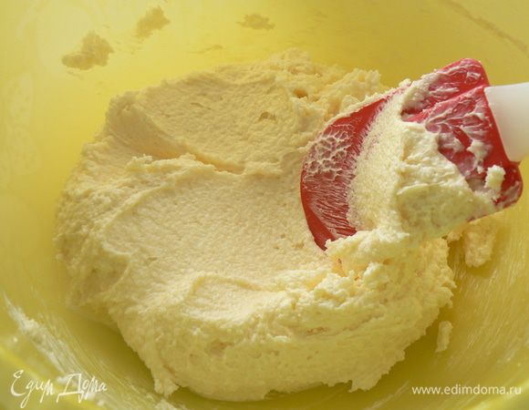 взбить масло с сахаром