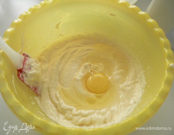 вбить по одному яйца