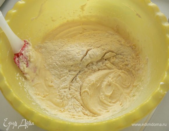 соединить муку и масляную смесь