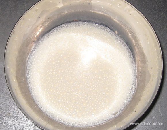 В другую миску разбить яйцо, взбить. Добавить кислое молоко, масло, ванилин и сахарную пудру + корица. Все хорошо перемешать. 