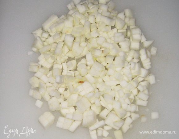 Яблоки нарезать мелкими кубиками. 