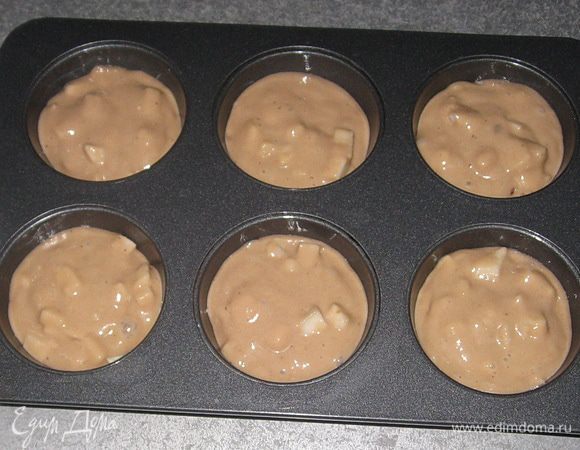 Тесто разлить по формам на 2/3 высоты. Выпекать при 180 гр. около 15-20 минут. 