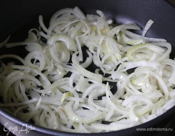 Поставить кипятится чайник с водой.
Лук нарезать полукольцами.
Почистить морковь.
Почистить чеснок.

В сковороду налить масло с запахом и обжарить лук.
В это время мелко порубить говядину.