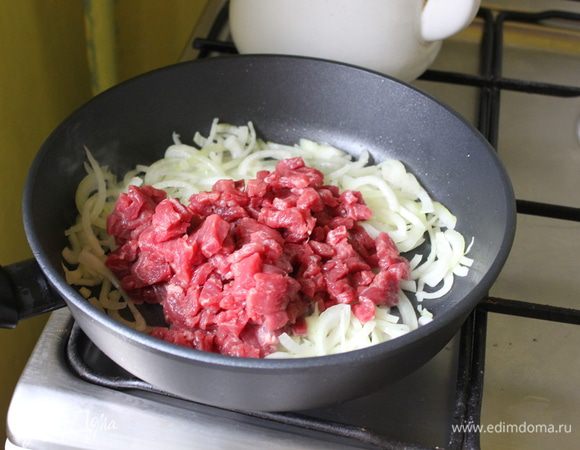 добавить говядину, обжаривать,
в это время натереть морковь на крупной терке.