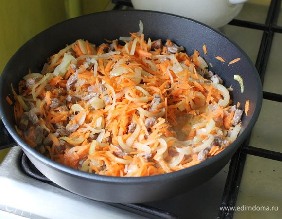 добавить морковь и обжаривать еще минут шесть.
В кастрюлю вылить вскипевшую воду, добавить содержимое сковородки и промытый маш, чеснок пропущенный через чеснокодавку, перец, и варить пока оболочка маша не лопнет. главное пока не солить!