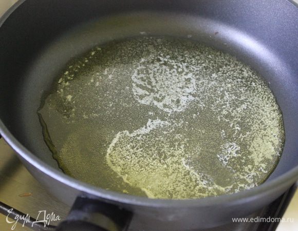 растопить в сковороде сливочное масло добавить муку и куркуму, жарить пока немного не потемнеет.