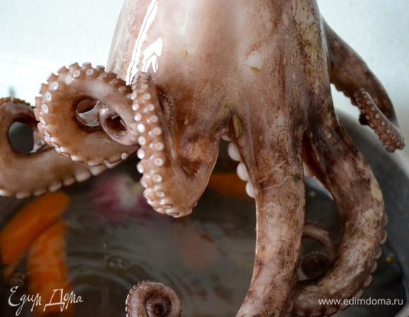 А можно положить осьминога а уже кипящюю воду. Для этого его нужно окунуть в кастрюлю с кипятком 3 раза, после чего полностью погрузить в воду и также отварить 35-40 минут. Эта"процедура" также поможет Вам добиться мягкости мяса осьминога в конечном блюде.     