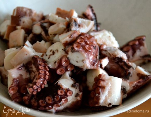 Готовому осьминогу дать остыть в той же жидкости, в которой мы его отваривали. Затем достать и нарезать щупальца осьминога на небольшие кусочки... Отложить в сторону.   