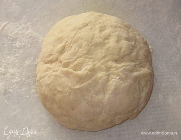 Выложить тесто на слегка присыпанную мукой поверхность. Обминать 5-7 минут с подсыпанием муки из стакана. Тесто должно быть крутым. 