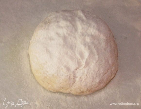 Скатать тесто в шар и присыпать мукой.