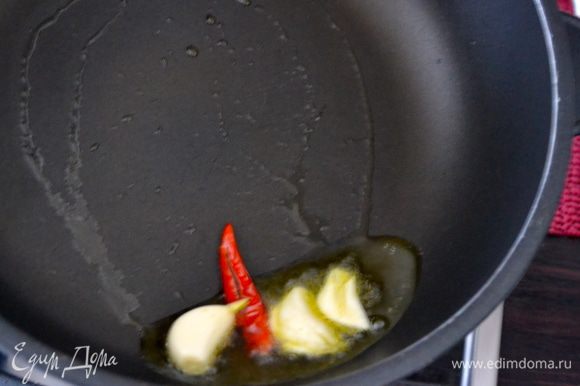 Воду, в которой варился осьминог процедить и поставить закипать... Как только закипит, положить отвариваться спагетти. А тем временем, на сковороде в оливковом масле обжарить чеснок и острый красный перец. Следите, чтобы чеснок ни в коем случае не пригорел!