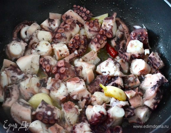 Добавить в сковороду осьминога. О обжарить минуты 2-3. При необходимости посолить. 