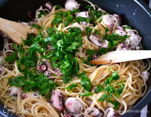 Выложить в сковороду готовые спагетти. Перемешать, добавить при необходимости 1-2 половника воды, где варились спагетти (а ранее и осьминог!) )) Добавить порубленную петрушку и сразу же подавать!  