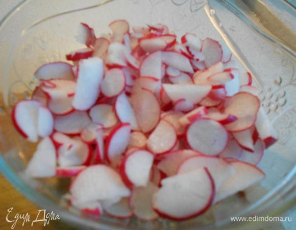 Порезать редис кольцами или полукольцами