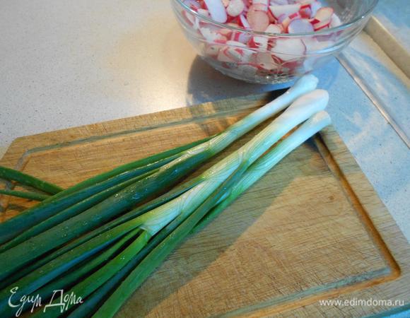 Порезать зеленый лук, и перемешать салат

Натереть сыр  и соединить с салатом