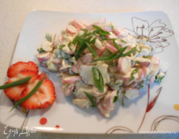 Сделать заправку: сметана соевый соус и майонез хорошо перемешать и вылить в салат.

Салат готов. Приятного аппетита !