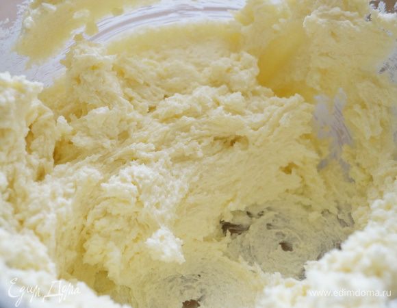 Сливочное масло взбить с сахаром