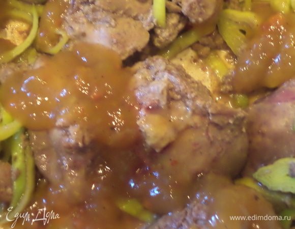 добавим соус к печени с луком и протушим 2 минутки