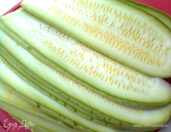 Кабачки вымыть, нарезать на тонкие пластиночки (правда, сын сказал, что лучше на кружочки… но это кому как…тем более, что для моего дизайнерского замысла нужны были именно пластины), обвалять каждую в муке.