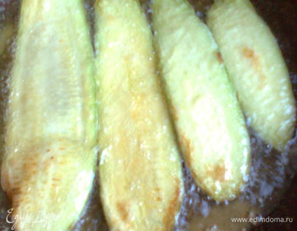 	Обжарить кабачки, выложить на бумажное полотенце, чтобы ушло лишнее масло