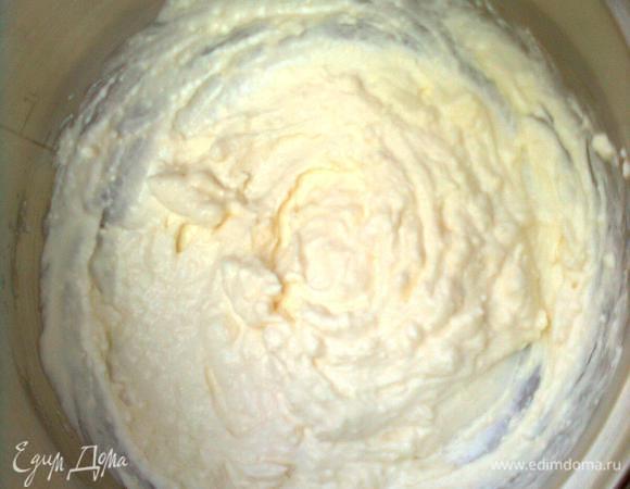 В отдельной мисочке взбить рикотту со сметаной или сливками. 