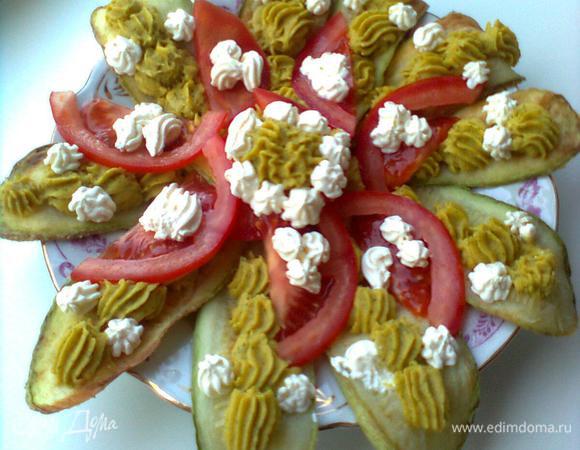 	Тоненько нарезать помидор и красиво разложить ломтики на кабачки. Продолжить украшательство, делая какие-нибудь узоры рикоттой с помощью кулинарного шприца. 