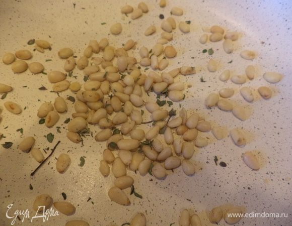 подсушим кедровые орешки на сковороде,я добавила немного своего любимого лимонного тимьяна,если у вас  арахис или кешью из маленьких пакетиков,то не открывая пакет слегка походите по нему скалкой их я беру не обжаривая!!!