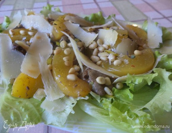 И соберем салат,натрем пармезан крупными хлопьями и тоже  отправим к салату