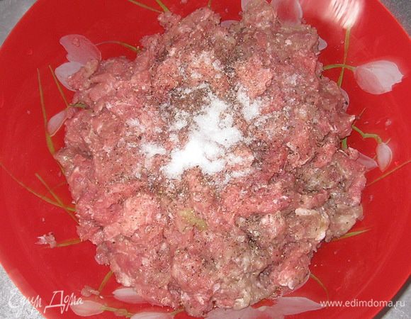 Добавить соль и перец, перемешать. 