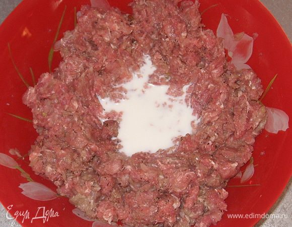 Добавить холодное молоко, перемешать. 