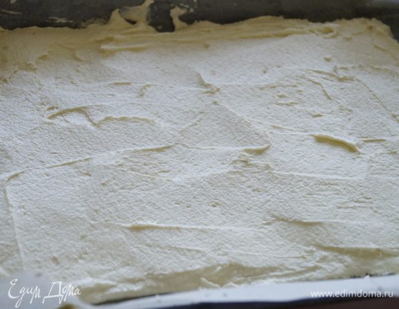 Противень застилаем бумагой для выпечки, немного смазываем маслом и выкладываем ровным слоем тесто