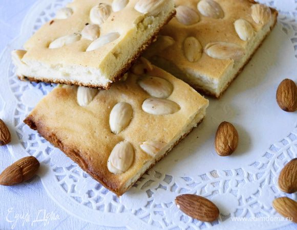 Очищенный миндаль просушить в духовке минут 10 и выложить на верх пирога. Выпекать в разогретой, до 200 градусов духовке, 15 минут. Режем на кусочки. Приятного чаепития!!!