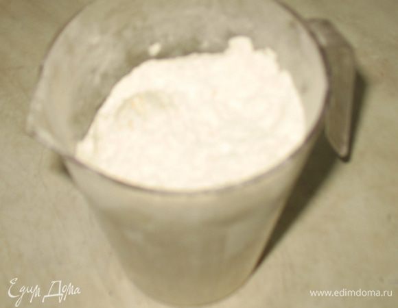 Муку просеиваем и смешиваем с содой и разрыхлителем. 