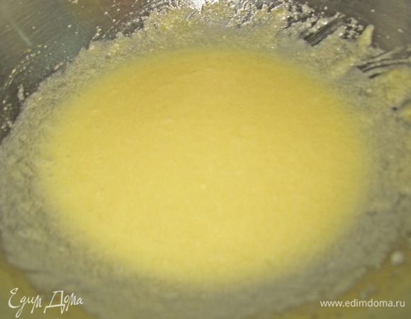 Взбиваем яйца с сахаром и маслом до бела